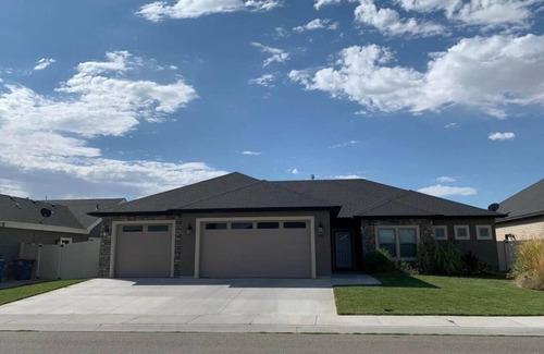 Twin Falls House | Modern Luxe Home~Near St. Lukes Hospital and the Snake River Canyon Rim