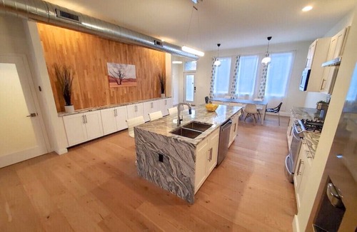 The Gate House | Modern & Luxurious. 4BR. Sleep 12. Minutes to downtown