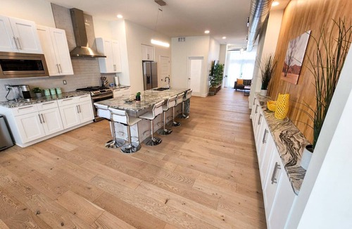 The Gate House | Modern & Luxurious. 4BR. Sleep 12. Minutes to downtown