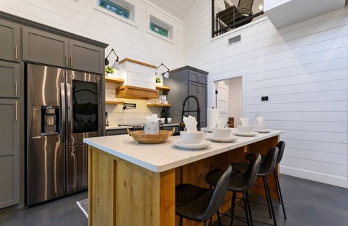 Broken Bow Cabin | Modern Luxury Cabin (Built in 2020), Covered Patio, Hot Tub, Pet Friendly