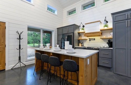 Broken Bow Cabin | Modern Luxury Cabin (Built in 2020), Covered Patio, Hot Tub, Pet Friendly