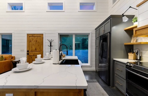Broken Bow Cabin | Modern Luxury Cabin (Built in 2020), Covered Patio, Hot Tub, Pet Friendly