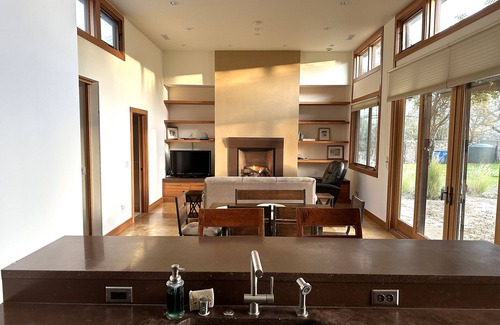 Sonoma House | Modern Luxury Home 7-min from Square. Gated. Private Vineyard. 30+ day rental.