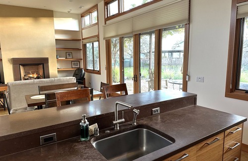 Sonoma House | Modern Luxury Home 7-min from Square. Gated. Private Vineyard. 30+ day rental.