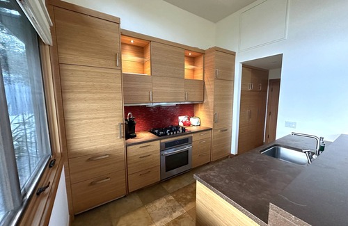 Sonoma House | Modern Luxury Home 7-min from Square. Gated. Private Vineyard. 30+ day rental.
