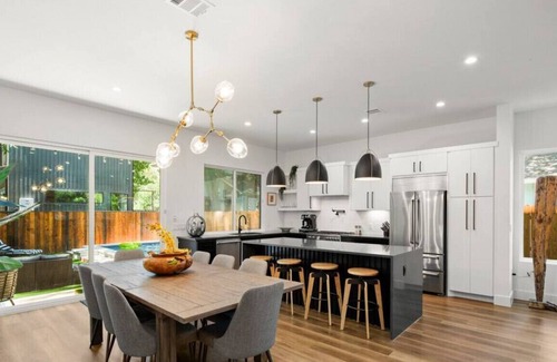 East Cesar Chavez House | Modern Luxury Home - Minutes from Lady Bird Lake