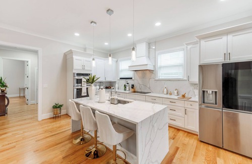 Shannon Park House | Modern Luxury Home near NoDa 5BR, 5BA, Sleeps 10