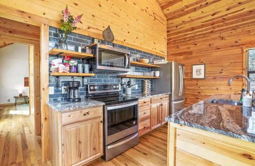 McArthur Cabin | Modern Luxury I Hot Tub I Hiking