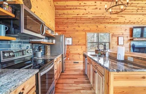 McArthur Cabin | Modern Luxury I Hot Tub I Hiking