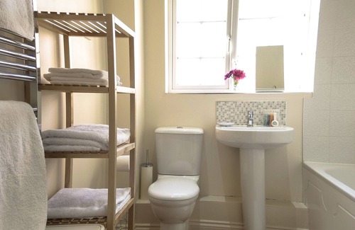 Walsall Apartment | Modern Luxury Large 2 Bed Aptartment With Free Private Parking