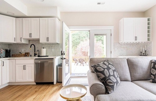 Maple Valley Apartment | Modern Luxury Retreat w/Hot Tub & Private Deck