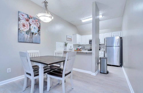Gunter Afs House | Modern Luxury Retreat w/Fast Wifi. 10 mins from Downtown, ASU & Maxwell AFB.