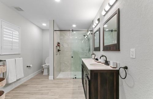 Central Naples House | Modern Luxury Retreat in Naples