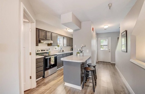 Regent Condo | Modern Madison Condo off University Ave with Private Garage