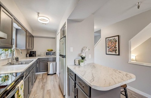 Regent Condo | Modern Madison Condo off University Ave with Private Garage