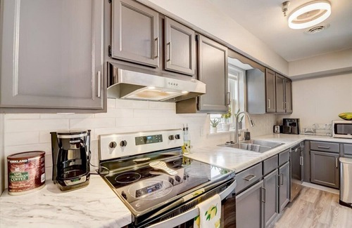 Regent Condo | Modern Madison Condo off University Ave with Private Garage