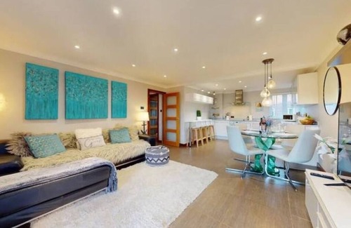 Castle Apartment | Modern Marina View Retreat | 3BR | Free Parking | Waterfront Bliss