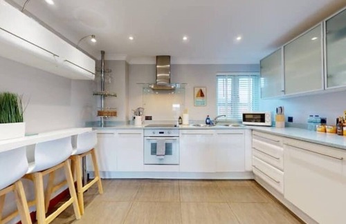 Castle Apartment | Modern Marina View Retreat | 3BR | Free Parking | Waterfront Bliss