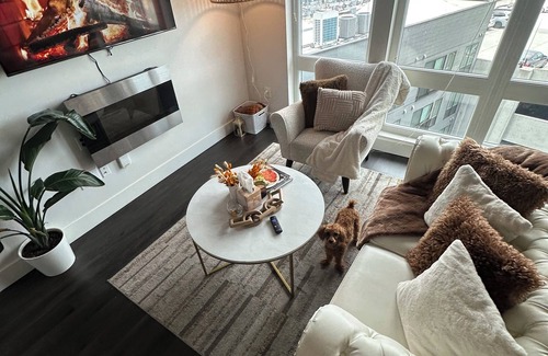 Westside Condo | Modern Midtown Getaway Near Stadium & Dining