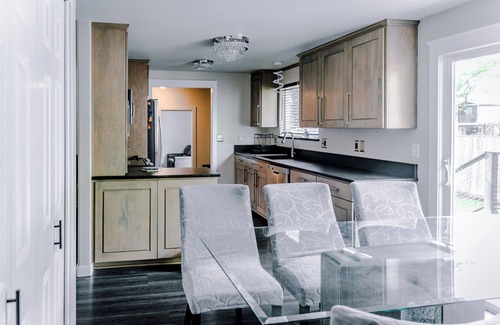 Burlington House | Modern Minimalist Home 4BR 5 Beds, AC Comfort & Wifi