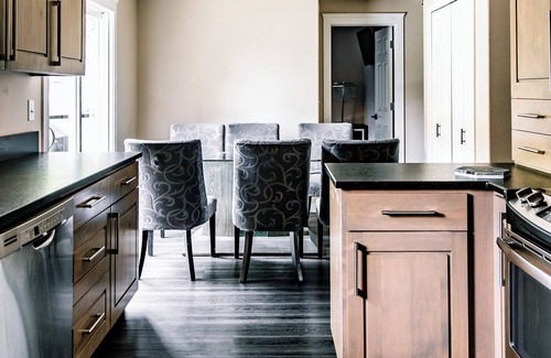 Burlington House | Modern Minimalist Home 4BR 5 Beds, AC Comfort & Wifi