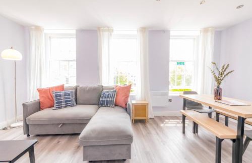 Abingdon Apartment | Modern Morris Mews - High Spec - 7 Guests