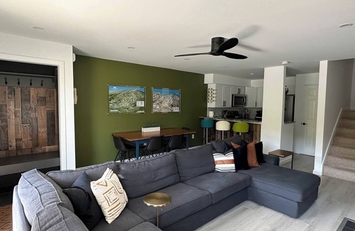 West Dover House | Modern Mount Snow Gnarvana - Balcony, Loft, Pet-Friendly, Walk to Hiking