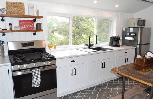 Black Hawk Cabin | Modern Mountain Cabin - Romantic Getaway - Dog Friendly