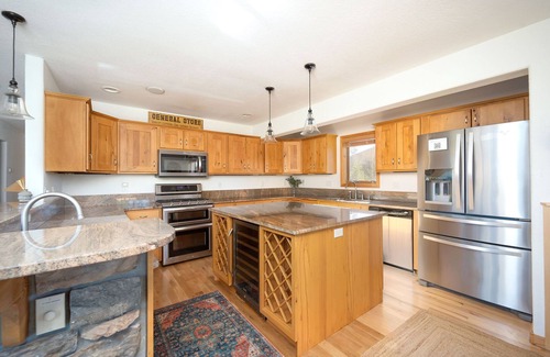 Grand Lake Cabin | Modern Mountain Cabin w/Hot tub, Sleeps 16, Pet Friendly, and Mountain Views