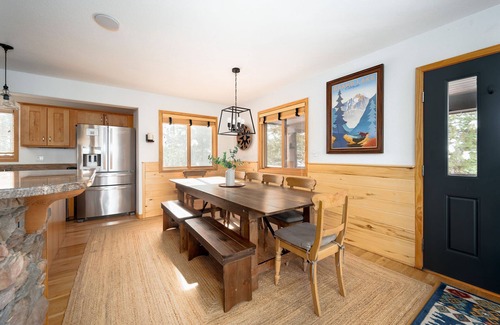 Grand Lake Cabin | Modern Mountain Cabin w/Hot tub, Sleeps 16, Pet Friendly, and Mountain Views