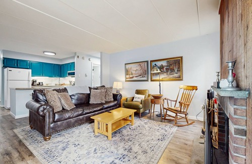 West Dover Condo | Modern mountain condo – views, fireplace, WiFi, hot tub, pool, shuttle