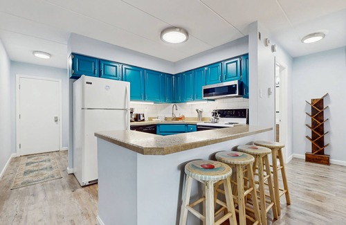 West Dover Condo | Modern mountain condo – views, fireplace, WiFi, hot tub, pool, shuttle