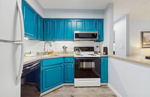 West Dover Condo | Modern mountain condo – views, fireplace, WiFi, hot tub, pool, shuttle