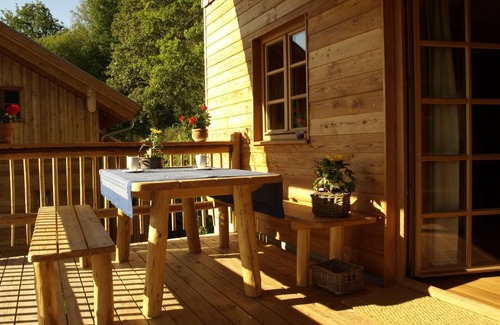 Geiersthal Apartment | Modern mountain hut with large wooden veranda