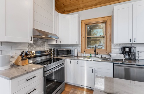 Fleetwood House | Modern Mountain Lodge with a View