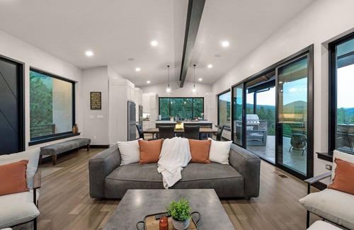 Cripple Creek House | Modern Mountain Retreat with Sauna and Spectacular views.
