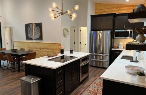 Sautee Nacoochee Ski Chalet | Modern Mountain Getaway with Hot Tub, Fire Pit