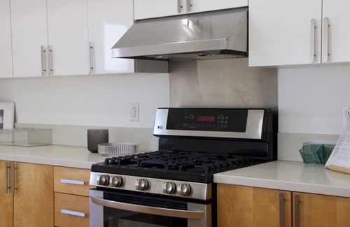 Sherman Oaks House | Modern Mountain View Oasis in Los Angeles