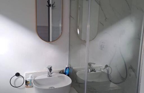 Fish Hoek House | Modern mountainside home with ocean view - Minimal load shedding