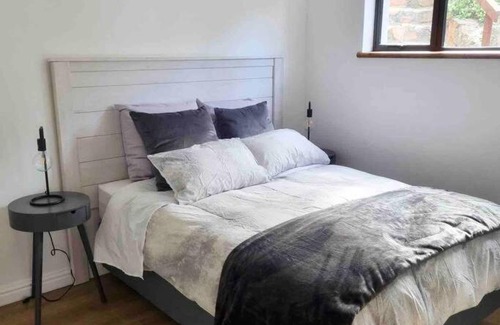 Fish Hoek House | Modern mountainside home with ocean view - Minimal load shedding