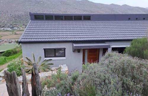 Fish Hoek House | Modern mountainside home with ocean view - Minimal load shedding