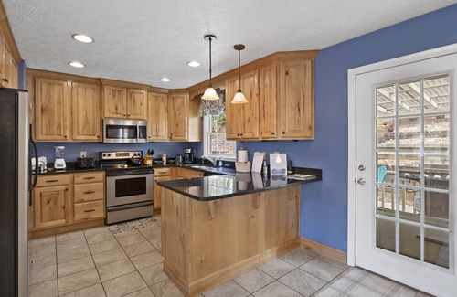 Waynesville House | Modern Mtn Cabin+Walk to DT+Hot Tub