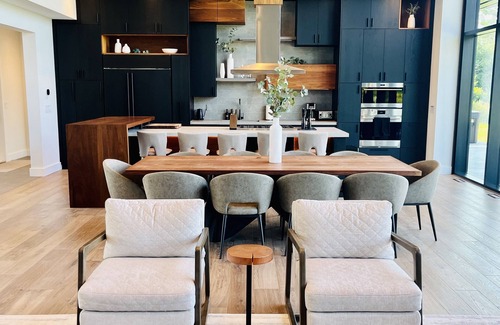 Huntsville House | Modern Muskoka Getaway on Fairy Lake- Hot Tub, Pool Table, Fire Pit!