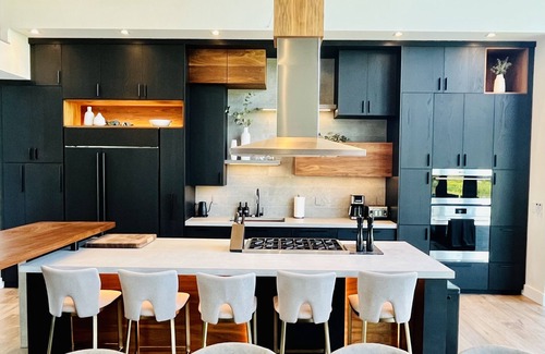 Huntsville House | Modern Muskoka Getaway on Fairy Lake- Hot Tub, Pool Table, Fire Pit!