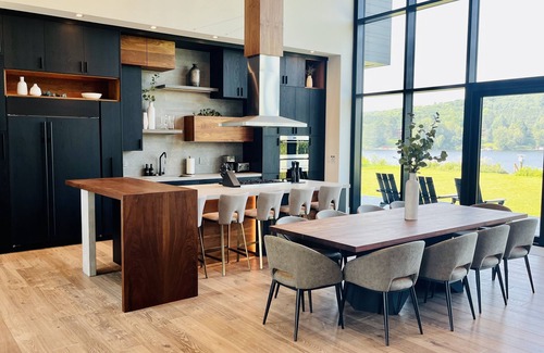 Huntsville House | Modern Muskoka Getaway on Fairy Lake- Hot Tub, Pool Table, Fire Pit!