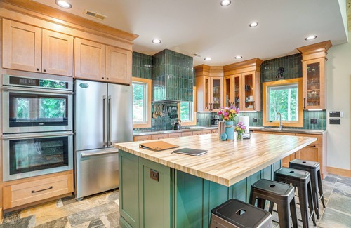 Nellysford Cabin | Modern Nellysford Getaway w/View: Deck & Fire Pit