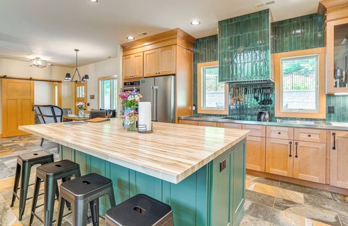 Nellysford Cabin | Modern Nellysford Getaway w/View: Deck & Fire Pit