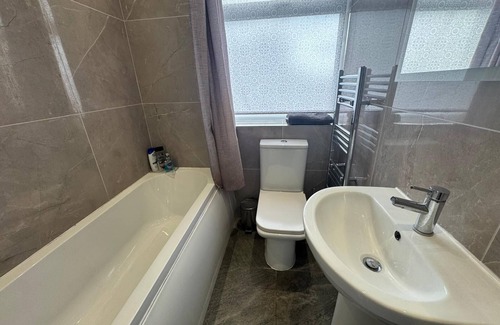 Luton Apartment | Modern New 2 Bed Apartment with Kitchen and Laundrette - Family/Couple Friendly
