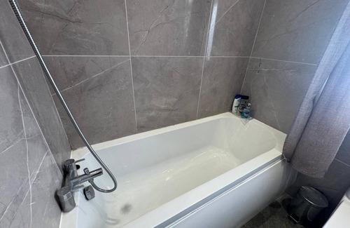 Luton Apartment | Modern New 2 Bed Apartment with Kitchen and Laundrette - Family/Couple Friendly