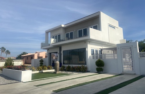 Kamay House | Modern New 3BR house with a splash of glam+Pool.5 Min from Palm and Eagle Beach.